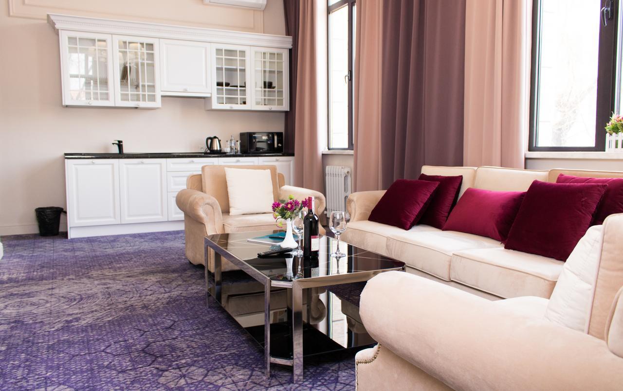 Madison Ave Hotel Bişkek Dış mekan fotoğraf